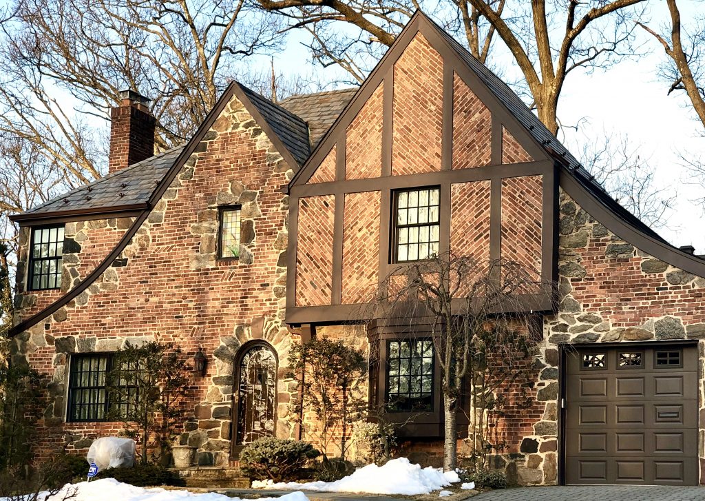 Kiến trúc Tudor với các nhóm cửa sổ lớn