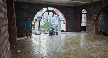 gạch men lát nhà thờ