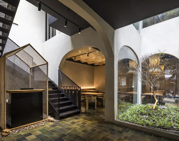 gạch men xanh rêu cổ