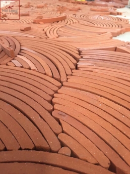 gạch gốm cong lát sân vườn