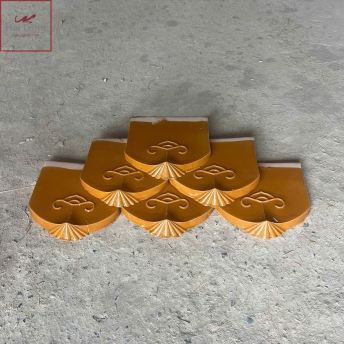 ngói mũi hài cổ tráng men vàng